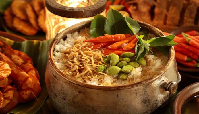 Beda Masak Nasi Liwet Pakai Rice Cooker dan Kastrol